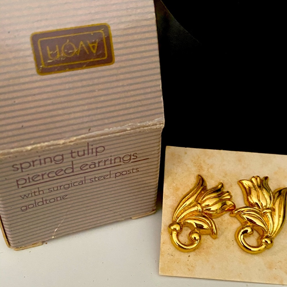 Vintage Avon pierced earrings gold tulip
